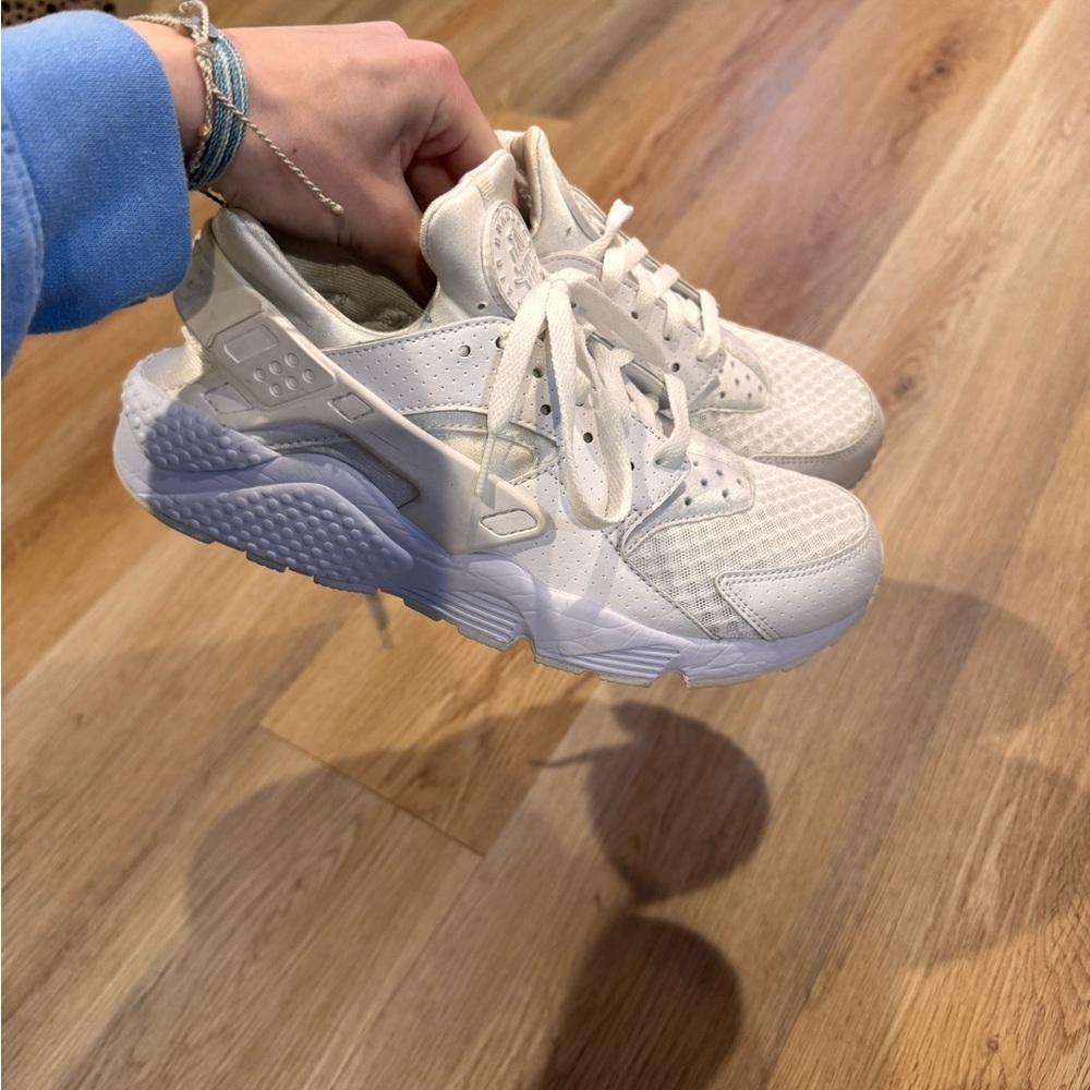white nike air huarache women’s size 9